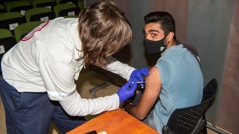 Un estudiante de secundaria recibe la vacuna contra el coronavirus en el norte de Israel en enero. (Eyal Amar) Un estudiante de secundaria recibe la vacuna contra el coronavirus en el norte de Israel en enero.