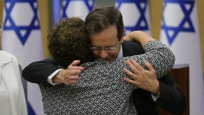 Isaac Herzog recibe la felicitación de su oponente, Miriam Peretz.