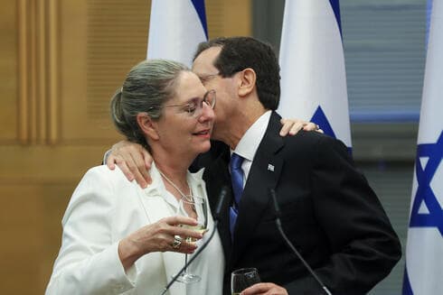 Isaac Herzog celebra la victoria junto a su mujer, Michal.