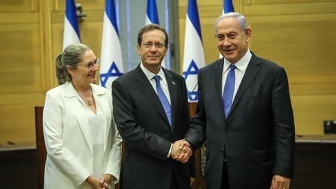 El primer ministro Benjamín Netanyahu felicita a Isaac Herzog en la Knesset. (Knesset) El primer ministro Benjamín Netanyahu felicita a Isaac Herzog en la Knesset.