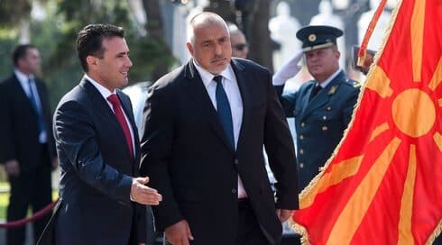 El entonces primer ministro macedonio Zoran Zaev, a la izquierda, da la bienvenida al primer ministro búlgaro, Boyko Borisov, para una visita de estado a Skopje, el 1 de agosto de 2019. 