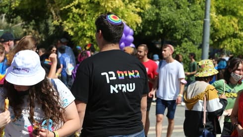 Un hombre con una kipá con los colores de la bandera gay en la Marcha del Orgullo Gay en Jerusalem. (Amit Shaabi) Marcha.