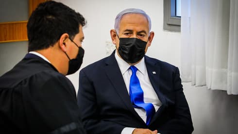 Netanyahu junto a su abogado, en los tribunales durante la audiencia de su juicio por corrupción. (Oren Ben Hakoon) Netanyahu junto a su abogado, en los tribunales durante la audiencia de su juicio por corrupción.