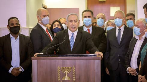 En conferencia de prensa, flanqueado por miembros del Likud, Netanyahu atacó el proceso legal en su contra. (Reuters) En conferencia de prensa, flanqueado por miembros del Likud, Netanyahu atacó el proceso legal en su contra.