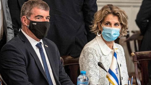 El ministro de Relaciones Exteriores, Gabi Ashkenazi, y la embajadora israelí en Egipto, Amira Oron, durante la visita del ministro a El Cairo a principios de esta semana. 