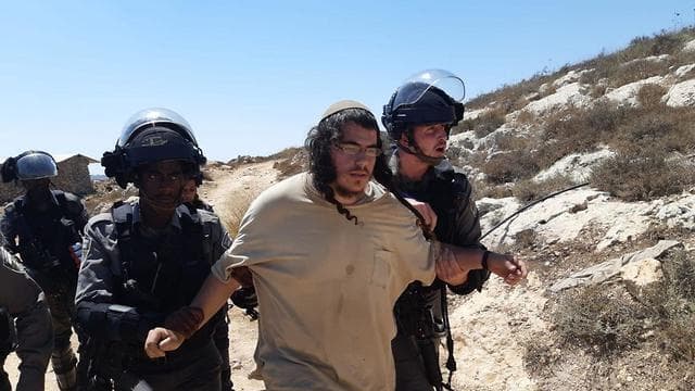 Fuerzas de seguridad israelíes arrestan a jóvenes radicales de los asentamientos en Cisjordania por ataques violentos. (Ynet) Fuerzas de seguridad arrestan a colonos de Cisjordania por ataques violentos.