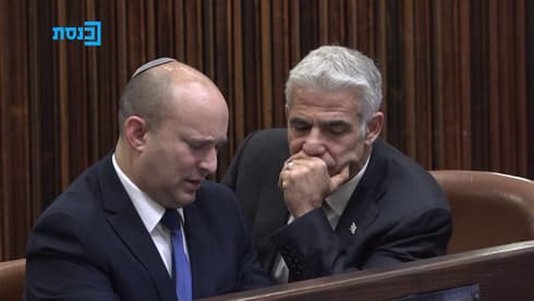 Yair Lapid, de Yesh Atid (derecha), y Naftali Bennett, de Yamina, en la Knesset.