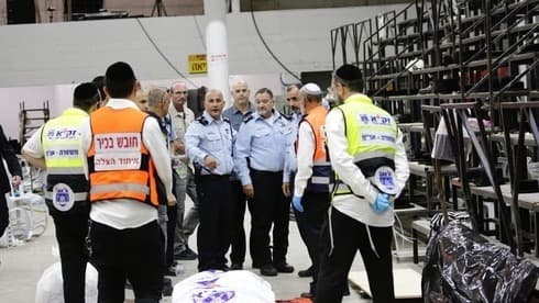 Paramédicos de United Hatzalah en la sinagoga de Givat Ze'ev donde se derrumbaron las gradas. (TPS) Paramédicos de United Hatzalah en la sinagoga de Givat Ze'ev donde se derrumbaron las gradas.