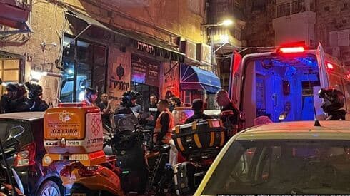 Paramédicos de United Hatzalah asisten a un trabajador árabe apuñalado en el mercado Mahane Yehuda de Jerusalem. (United Hatzalah) Paramédicos de United Hatzalah asisten a un trabajador árabe apuñalado en el mercado Mahane Yehuda de Jerusalem.