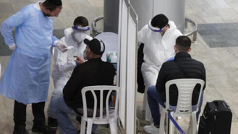 Recién llegados al aeropuerto Ben-Gurion son sometidos a pruebas de coronavirus. (AFP) Recién llegados al aeropuerto Ben-Gurion son sometidos a pruebas de coronavirus.