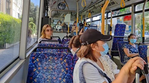 Una israelí con mascarilla en un autobús.