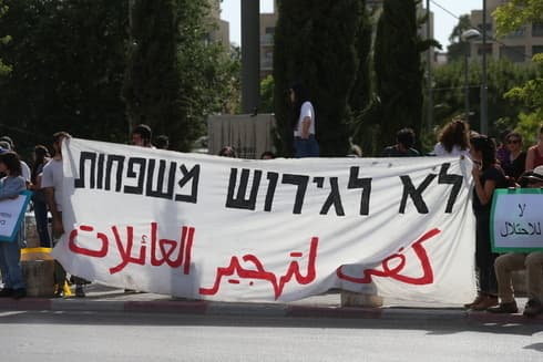 Manifestantes en el barrio Sheikh Jarrah de Jerusalem con una pancarta en la que se lee "No a la evacuación de familias". ( Amit Shabi) Manifestantes en el barrio Sheikh Jarrah de Jerusalem con una pancarta en la que se lee "No a la evacuación de familias"