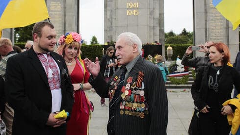 El veterano de guerra soviético David Dushman en el Memorial a los Soldados Soviéticos de Berlín. (AP) El veterano de guerra soviético David Dushman en el Memorial a los Soldados Soviéticos de Berlín.