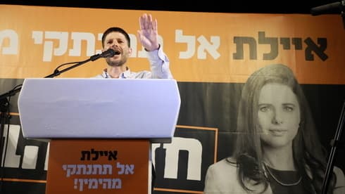 Bezalel Smotrich pronunciando una protesta contra el nuevo gobierno frente a la casa de Yamina. (Ayelet Shaked) Bezalel Smotrich pronunciando una protesta contra el nuevo gobierno frente a la casa de Yamina.