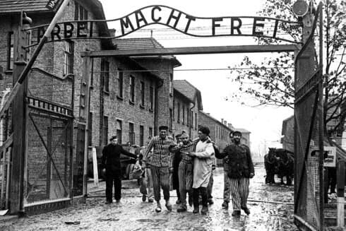 Soldados soviéticos liberan el campo de concentración de Auschwitz en Polonia. (Gettyimages) Soldados soviéticos liberan el campo de concentración de Auschwitz en Polonia.