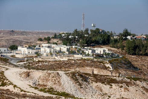 El asentamiento israelí de Shimaa, al sur de la ciudad de Hebrón en Cisjordania, y la aldea palestina de Samua al fondo. 
