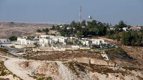 El asentamiento israelí de Shimaa, al sur de la ciudad de Hebrón en Cisjordania, y la aldea palestina de Samua al fondo. 