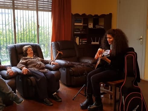 Lucía Abelar quiere que más músicos trabajen en residencias geriátricas. (Cortesía de Lucía Abelar) Lucía Abelar quiere que más músicos trabajen en residencias geriátricas.