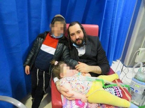 Alta Flixer junto a su padre y su hermano.