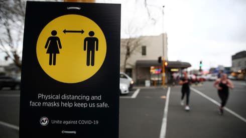 Pautas para mantener la distancia en Auckland, Australia. 