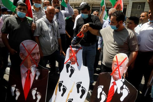 Palestinos en Ramallah protestan contra el acuerdo de normalización de Israel con los Emiratos Árabes Unidos en 2020. (Reuters) Palestinos en Ramallah protestan contra el acuerdo de normalización de Israel con los Emiratos Árabes Unidos en 2020.