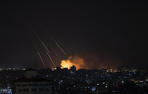 Columna de humo tras los ataques de la Fuerza Aérea israelí en la ciudad de Gaza, el jueves 13 de mayo de 2021. (AP) Columna de humo tras los ataques de la Fuerza Aérea israelí en la ciudad de Gaza, el jueves 13 de mayo de 2021.
