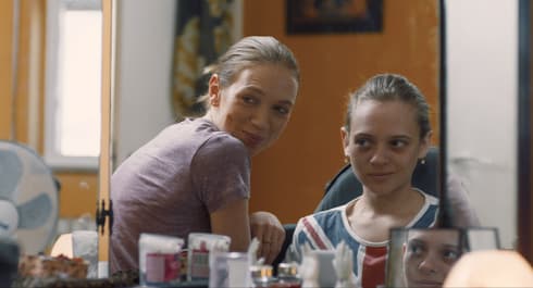 Las actrices israelíes Alena Yiv, a la izquierda, y Shira Haas interpretan a una madre y una hija en "Asia", una película israelí galardonada que ahora se estrena en Estados Unidos. (Menemsha Films) Las actrices israelíes Alena Yiv, a la izquierda, y Shira Haas interpretan a una madre y una hija en "Asia", una película israelí galardonada que ahora se estrena en Estados Unidos.
