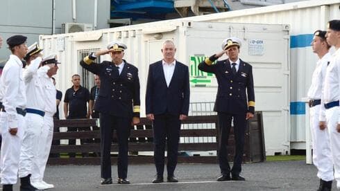 El ministro de Defensa Benny Gantz y el comandante de la Armada, Eli Sharvit (izq.) reciben al corbeta de patrulla Oz. (Portavoz de las FDI) El ministro de Defensa Benny Gantz y el comandante de la Armada, Eli Sharvit (izq.) reciben al corbeta de patrulla Oz.