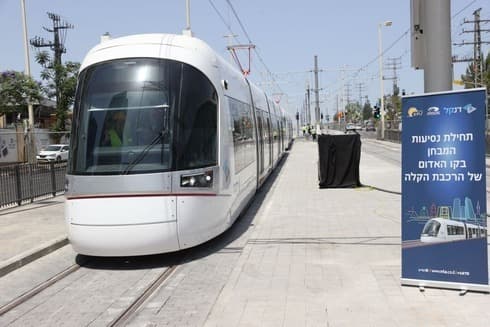 Prueba del tren ligero en Petah Tikva. 