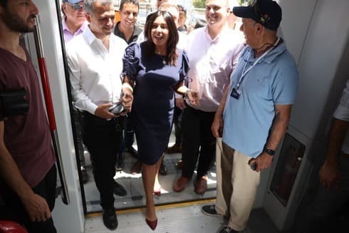 La ministra de Transporte, Miri Regev, durante la prueba del tren ligero en Petah Tikva. (Moti Kimchi) La ministra de Transporte, Miri Regev, durante la prueba del tren ligero en Petah Tikva.