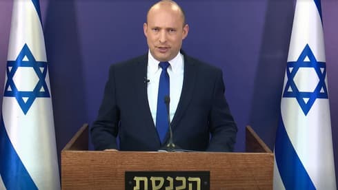 Nafatalí Bennett hablando con los medios de comunicación, a principios de esta semana. (Ynet) Nafatalí Bennett hablando con los medios de comunicación, a principios de esta semana.