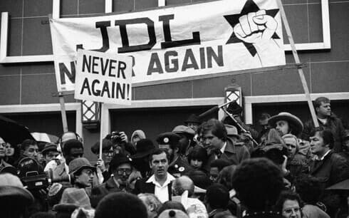 Meir Kahane se encuentra en el centro de una protesta de la Liga de Defensa Judía en Washington, marzo de 1977. (AP) Meir Kahane se encuentra en el centro de una protesta de la Liga de Defensa Judía en Washington, marzo de 1977.