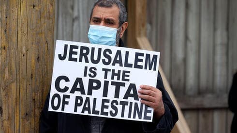 Un manifestante sostiene un cartel durante las protestas contra Israel en Illinois. (AFP) Un manifestante sostiene un cartel durante las protestas contra Israel en Illinois.