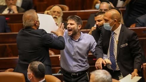 El líder de Sionismo Religioso, Bezalel Smotrich, expresa su furia contra Bennett durante el discurso del líder de Yamina en la Knesset. (Canal de la Knesset) El líder de Sionismo Religioso, Bezalel Smotrich, expresa su furia contra Bennett durante el discurso del líder de Yamina en la Knesset.