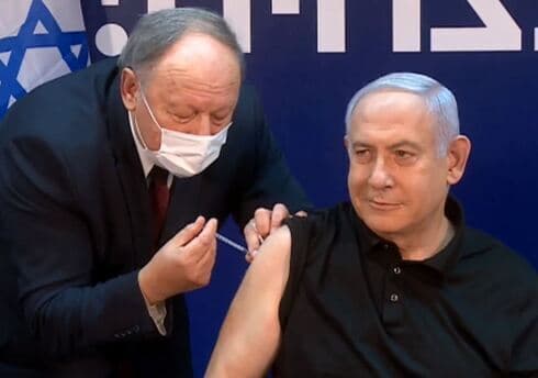 Netanyahu se convierte en la primera persona en recibir la vacuna contra el coronavirus en Israel, en diciembre de 2020. (Captura de pantalla) Netanyahu se convierte en la primera persona en recibir la vacuna contra el coronavirus en Israel, en diciembre de 2020.
