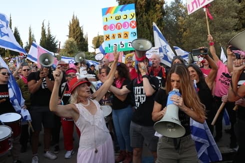 Partidarios del gobierno entrante celebran el sábado el inminente final del gobierno de Netanyahu frente a la residencia del primer ministro en Jerusalem. (Amit Shabi) Partidarios del gobierno entrante celebran el sábado el inminente final del gobierno de Netanyahu frente a la residencia del primer ministro en Jerusalem.
