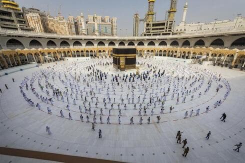 Peregrinos caminan alrededor de la Kabba, en la Gran Mezquita de La Meca, la ciudad santa del islam, en Arabia Saudita en 2020. (AP) Peregrinos caminan alrededor de la Kabba, en la Gran Mezquita de La Meca, la ciudad santa del islam, en Arabia Saudita en 2020.
