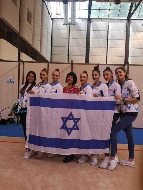 Las gimnastas de la selección israelí y su entrenadora Ira Vigdorchik. (Federación de Gimnasia de Israel) Las atletas de la selección israelí y su entrenadora Ira Vigdorchik.