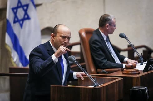 Discurso de Naftali Bennett en medio de gritos e insultos. (Noam Moskowitz/Portavoz de la Knesset) Discurso de Naftali Bennett en medio de gritos y discursos.