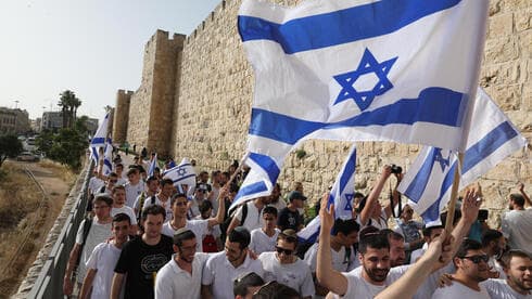 Jóvenes religiosos israelíes en la "Marcha de las Banderas" en Jerusalem el 10 de mayo, interrumpida por el comienzo del lanzamiento de cohetes de Hamás. 