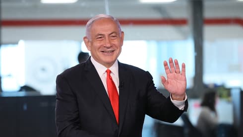 Benjamín Netanyahu en los estudios de Ynet la semana previa a las elecciones de marzo de 2021. (Hadar Yoavian) Benjamín Netanyahu en los estudios de Ynet la semana previa a las elecciones de marzo de 2021.