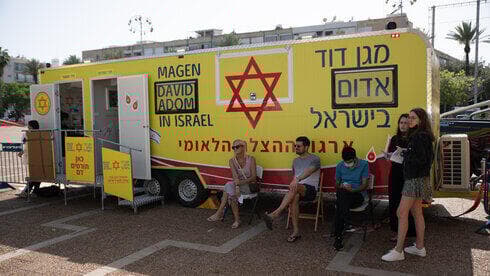 Puesto de donación de sangre del Maguen David Adom. 
