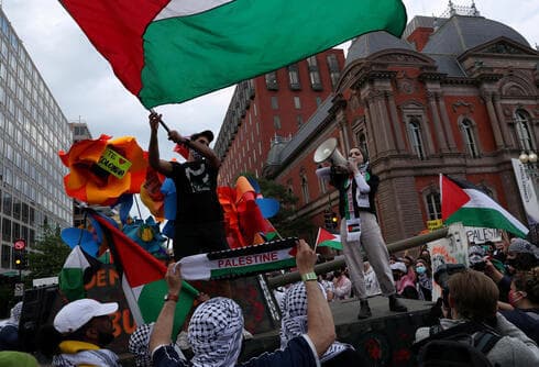Manifestantes pro palestinos ondean banderas frente a la Casa Blanca, durante una manifestación el 12 de mayo de 2021. 