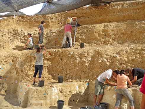 Excavaciones en Boker Tachtit en el desierto del Negev. (Autoridad de Antigüedades de Israel) Excavaciones en Boker Tachtit en el desierto del Negev..