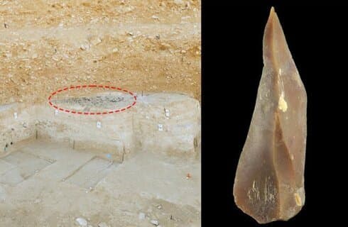 Artefactos de piedra de pedernal desenterrados (izquierda) y una punta de flecha de sílex representativa del Paleolítico Superior en Boker Tachtit. (Autoridad de Antigüedades de Israel) Un grupo de artefactos de piedra de pedernal desenterrados (izquierda) y una punta de flecha de sílex representativa del Paleolítico Superior en Boker Tachtit.