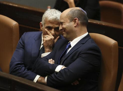 Yair Lapid y Naftali Bennett en la Knesset para la votación del domingo que los convirtió en canciller y primer ministro, respectivamente. (AP) Yair Lapid y Naftali Bennett en la Knesset para la votación del domingo que los convirtió en canciller y primer ministro, respectivamente.