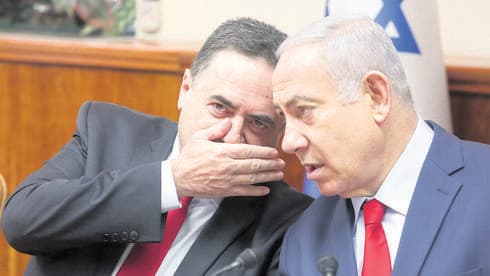 Israel Katz secretea con Benjamín Netanyahu en la Knesset. 