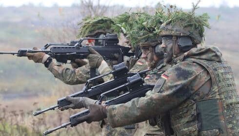 Soldados alemanes, en prácticas de maniobras militares. 
