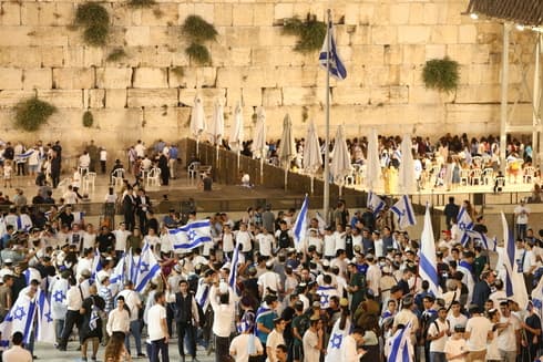 Tras la tensión de los días previos, una multitud celebró en calma en el Muro de los Lamentos. (Amit Shavi) Marcha Banderas Muro de los Lamentos