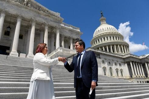 Sergio Massa, presidente de la Cámara de Diputados de Argentina, confirmó la realización del evento contra el terrorismo durante su gira por Estados Unidos. (Gentileza) Sergio Massa se saluda con Dina Siegel Vann.